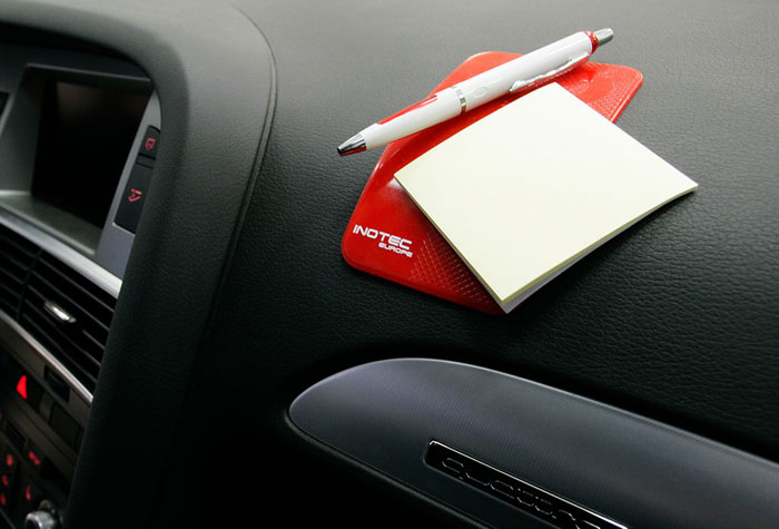 Коврик Нано пад надёжно удержит ваши гаджеты на приборной панели